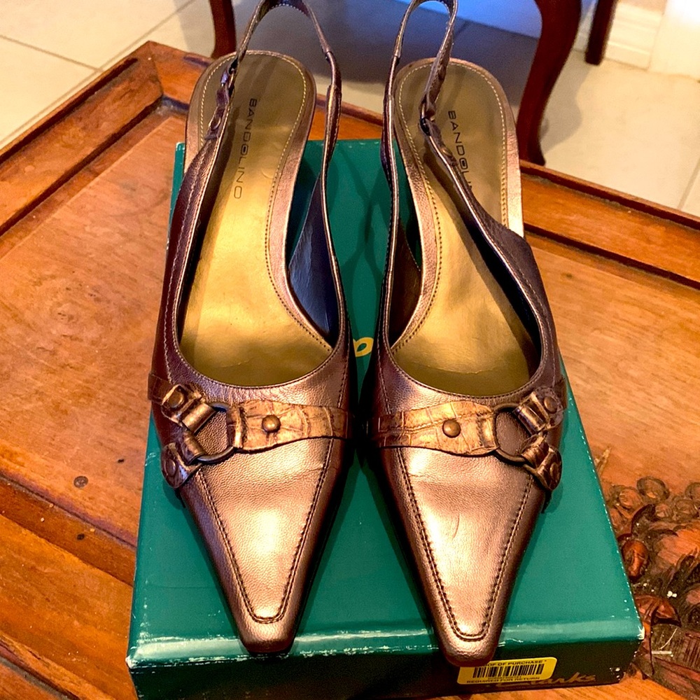 Nice low heel copper color pointed shoes.